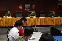 　馬防部副指揮官朱將軍於六日上午，假雲台山會議室召開九十九年「全民國防教育馬祖戰鬥營」第一次協調會。（圖／文：巫冠瑩）