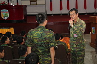 　馬防部副指揮官朱將軍日前於梅石中正堂，以輕鬆詼諧、穿插案例的方式，主持「新進官兵輔導講習座談會」。（圖／文：巫冠瑩）