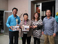 母親節田澳社協理事長挨家挨戶分贈蛋糕表達感恩。(圖/文:陳樂團)