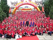 東引鄉天后宮湄洲島進香,8日在湄州舉行祭祀大典,湄洲媽祖祖廟董事會盛大迎接,並互贈紀念牌。(圖:東引鄉公所提供)