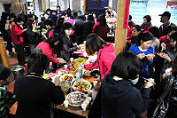 　馬祖村舉辦「溫馨五月情」慶祝茶會，讓媽媽們不用做晚餐輕鬆一下，與孩子們齊聚一堂享受美食。（圖／文：曹重偉）