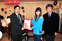　縣長楊綏生表揚今年度優良護士陳明君（中）。（圖／文：曹重偉） 