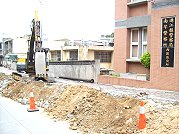 馬港中正國中小旁道路開挖,挖土機履帶缺少橡皮包覆,民眾擔心影響路面品質。廠商表示會依規定改進。(圖/文:邱竟瑋)