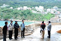 　福建省政府秘書長曾華德（左三）暨同仁一行，在縣府秘書長劉羽茵陪同下，兩天內訪視四鄉五島補助基層建設項目執行情形，以作為核定今年補助款之依據。（圖／文：劉秋月）