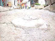 　仁愛村的街道陰井蓋子暫時高出路面，近期地磚鋪設完畢就可以全面改善。（圖／文：邱竟瑋）