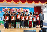 　99年全縣校際英語學藝競賽成績揭曉，激烈競賽台下比台上更緊張，但優異表現令人稱許，今年單字還出現滿分冠軍。（圖／文：劉秋月）