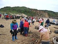 　找回福正沙灘原貌，三百多人一起撿拾海漂垃圾。（圖／文：林冰芳）