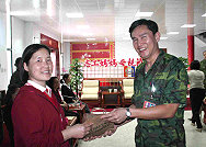 政戰主任鄭上校慰勞表揚北竿志工媽媽們,並同時邀請女性官士兵參與茶會,共同歡度母親節,場面溫馨愉快。(圖/文:高玉麟)