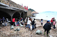 　愛家鄉、不求人！牛角社區發展協會昨天下午配合潮水，自主舉辦淨灘活動，由多元就業人員及當地民眾一起動手整頓環境。（圖／文：曹重偉）