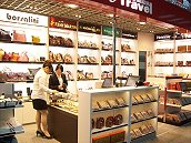 　繼離島免稅商店，南竿機場又多了一家特產精品店，業者強調與桃園國際機場的免稅店商品同步。（圖／文：邱竟瑋）