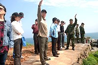 　馬祖風景管理處會同東引地方軍方、民代，共同踏勘南橋等軍事據點，評估開放觀光的潛力及開闢方向。（圖／文：陳其敏）