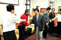 　縣議會第五屆第一次定期大會開議，縣長楊綏生前往議會拜會，受到議長陳貴忠及全體議員的熱烈歡迎。（圖／文：曹重偉）