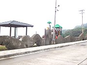 珠螺村的波浪狀公園圍牆是社區與縣府達成共識的設計結果,如何進一步美化,各方提出建議。(圖/文:邱竟瑋)