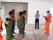 縣府昨天會同海巡、岸巡等多個單位演練大陸船員上岸避風,福澳漁港多功能倉庫發揮功能。(圖/文:邱竟瑋)