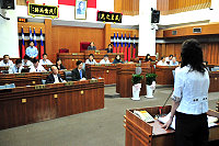 　連江縣議會第五屆第一次定期大會開議，新縣府團隊是首度正式接受議會質詢的洗禮，議員們是輪番上陣，言辭犀利、火力全開。（圖／文：曹重偉）