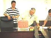 連江縣選舉委員會昨展開第九屆鄉民代表暨村長候選人號次抽籤,四鄉五島同步舉行,抽籤結果仍以縣選委會正式公告為準。(圖:南竿選務中心提供)