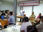 馬祖海巡隊召開九十九年度上半年漁民座談,隊長曾明川向漁民報告執法精進作為。(圖/文:邱竟瑋)