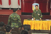 　馬防部指揮官羅中將假梅石中正堂，期勉官兵弟兄堅定自身意志，除精實本職學能外，更要培養第二專長，用對的觀念與態度，認真規劃自己的人生。（圖／文：巫冠瑩）