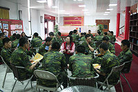 　陸軍北指部志工媽媽日前假迎賓館，關懷新進人員初到外島地區適應情形是否良好，若有生活上的任何問題，皆可透過心輔機制反映，進而解決問題，使弟兄們更能在部隊中快樂服役。（圖／文：高玉麟）