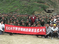 莒指部指揮官陳將軍日前於東莒福正村沙灘澳口,帶領國軍弟兄與地方鄉親互助合作,有效完成灘岸清除工作,充分展現出國軍愛民、助民的軍人精神。(圖/文:潘志詳)