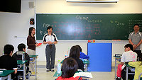 　今年國民中學學生基本學力測驗於馬中登場，地區九十四位應屆考生一起接受考驗，縣長楊綏生前往加油，勉勵大家專心一致爭取好成績。（圖／文：曹重偉）