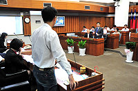 　縣議會第五屆第一次定期大會進行縣長就解決馬祖土地問題，以落實還地於民做專案報告；議員們聽取報告後，是比照總質詢的火力提出強力質詢。（圖／文：曹重偉）