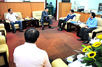 　觀光旺季即將來臨，議員張永江特邀縣長楊綏生、參議王忠銘、交通局長劉德全等人共同研商如何讓「南竿—東引」航班六月一日開航。（圖／文：曹重偉）