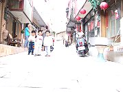 施工中的仁愛村鋪設花崗石地磚,小朋友們走過昔日高起的陰井,似乎沒意識到那裏曾不是平地。(圖/文:邱竟瑋)