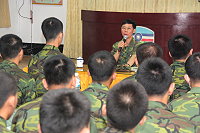 　馬防部主任黃將軍逐一關心每位新兵弟兄身體狀況及到馬適應情形，並提醒新兵到馬應該注意事項。（圖／文：巫冠瑩）