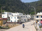 珠螺社區與縣府合作,將下村街坊重漆猶如希臘漁村的乳白色。(圖/文:邱竟瑋)