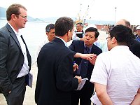 因應新臺馬輪採購案,澳洲三體快輪造船廠─Austal公司昨天來馬再度徵詢採購意願,及全案在中央的辦理情形,圖為他們到福澳碼頭了解靠泊狀況。(圖/文:邱竟瑋)