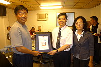 　北高指揮官趙宏智榮調，縣長楊綏生頒發榮譽縣民證。（圖：連江縣政府提供）