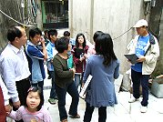 　銘傳大學都市規劃與防災學系昨天進駐鐵板，帶領居民訪查社區內可能的危險區域，討論防、救災對策，將來還會持續訪問馬祖。（圖：銘傳大學都市規劃與防災學系支援團隊提供）