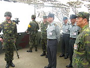 楊司令蒞馬提前對官兵進行端節慰問,並頒贈加菜金,慰勞駐守官兵戮力戰訓本務工作之辛勞,同時留影紀念。(圖/文:張淙哲)