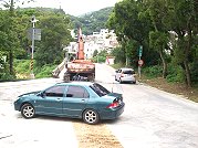 　南竿清水往山線路段實施寬頻管道相關工程，路口會車空間稍受影響。（圖／文：邱竟瑋）