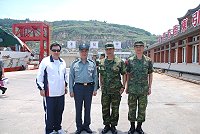 　陸軍副司令李清國中將、東引指揮部新舊任指揮官陳曉明（右二）、莫又銘（右一）、縣議員張永江合影於中柱港。（圖／文：陳其敏）