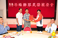 　縣長楊綏生、議長陳貴忠率各界端節致敬團向防區官兵致敬並致贈加菜金，由指揮官羅際琴代表防區接受，一起祝賀軍民鄉親佳節愉快。（圖／文：曹重偉）