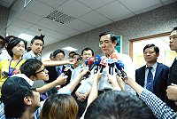 　陪同馬總統來馬的國內各大媒體搶著發問，馬總統表示，馬祖官兵弟兄戍守邊疆不因兩岸關係和緩而降低警覺性，令人印象深刻。（圖／文：劉秋月）