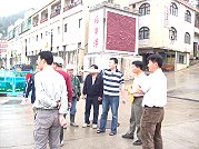 縣府工務局昨天邀請相關管線單位會勘,走訪福澳村口至三槍堡路段,在路面改善工程前夕掌握既有管線的埋設範圍與類型。(圖/文:邱竟瑋)