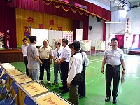 　第九屆鄉民代表暨村長選舉投票今日登場，縣選委會副總幹事李依寶、縣警局副局長王敏吾一行，昨特別前往南竿各投開票所視察選務設施佈置情況，也呼籲選民踴躍前往投票。（圖／文：劉秋月）