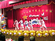 　敬恆國民中小學及附幼班九十八學年度畢業典禮，縣長楊綏生到場祝賀。（圖／文：陳樂團）