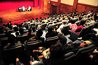 　第一屆馬祖環境季「±2°C紀錄片首映會」盛大登場，環保局長陳玉利、葉欣誠教授與全場觀眾對談，鼓勵大家要拯救地球，就要從自身做起！（圖／文：曹重偉）