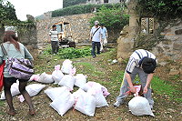 　建設局載運數十袋的酒粕及桑葉到大坵為梅花鹿「加菜」。（圖／文：陳鵬雄）