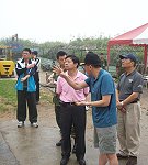 復興油料分庫昨天上午發生山崩,縣長楊綏生前往現場關心,聽取地支部指揮官簡報。(圖/文:邱竟瑋)