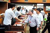 　縣議會第五屆第一次定期大會圓滿閉會，縣府官員們特別向各議員握手致意。（圖／文：曹重偉）