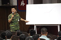 　馬防部指揮官羅中將以互動的方式，瞭解士官幹部在管理部隊時遇到的困難，進而指導管理部隊的訣竅與技巧。（圖／文：巫冠瑩）