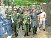 馬防部指揮官羅中將在莒指部指揮官陳將軍陪同下,視導東、西莒並慰問端節期間執勤弟兄的辛勞。(圖/文:林怡豪)