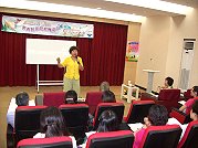 　縣府教育局家庭教育中心昨天邀請名作家─婚姻與生涯規劃輔導學者饒夢霞前來演講，縣府地下室一樓座無虛席，近四十對夫妻親炙名家的風采。（圖／文：邱竟瑋）