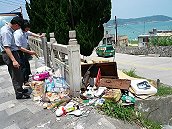 　環保局二十一日上午會同南竿鄉公所環保課前往福澳與復興等地，針對垃圾包亂丟、營建物料亂丟展開強力稽查。（圖：縣府環保局提供）