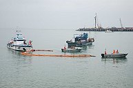 　海巡署海洋巡防總局第十（馬祖）海巡隊昨天下午二時三十分，於福澳漁港外水域辦理兩岸小三通海難救助演練，攔油、分列式場面逼真。（圖／文：邱竟瑋）